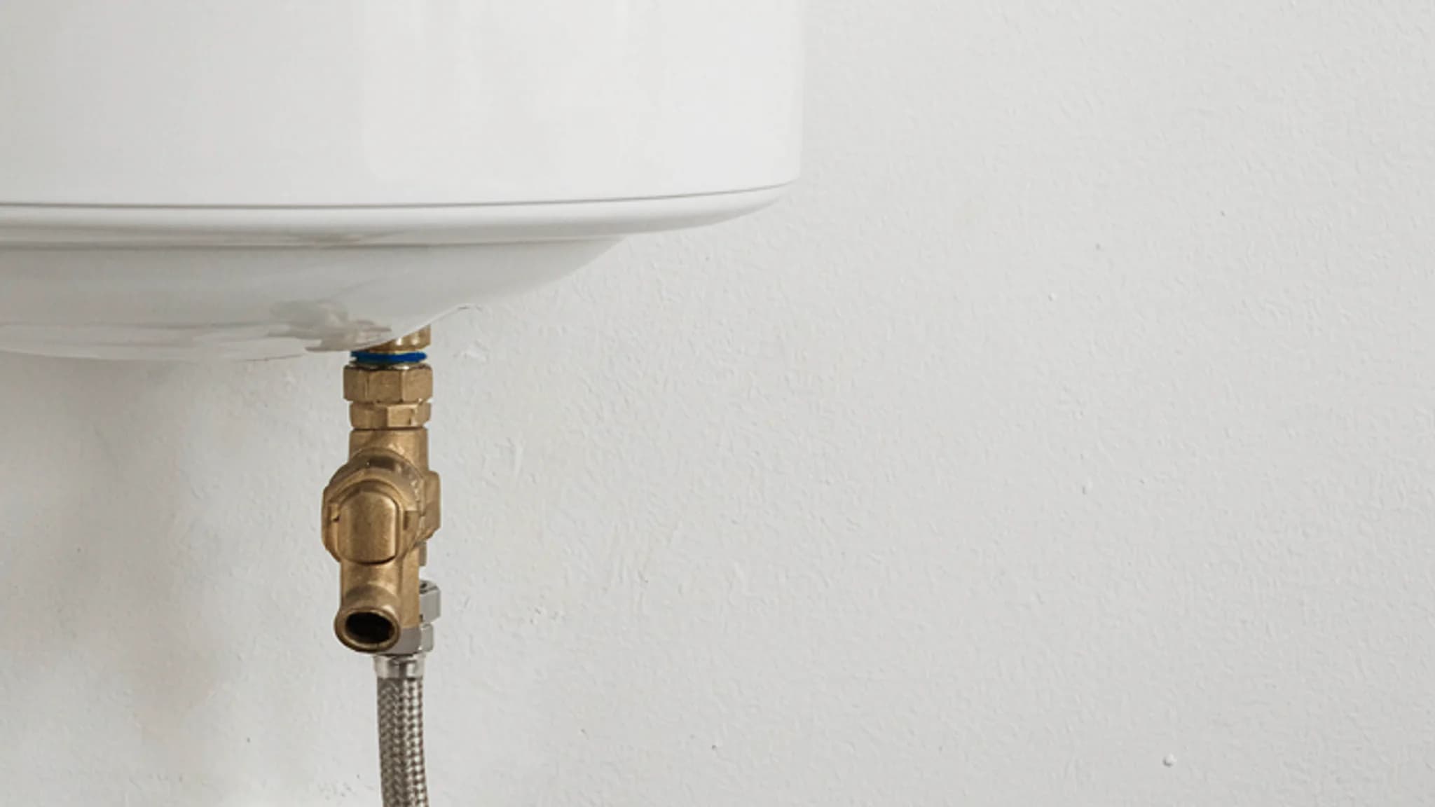 Grupo de seguridad de latón conectado a la entrada fría de un termo eléctrico con su boca de descarga libre